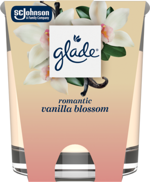 Glade Romantic Vanilla Blossom świeca w szklanym słoiku, etykieta z białymi kwiatami wanilii i strąkami.