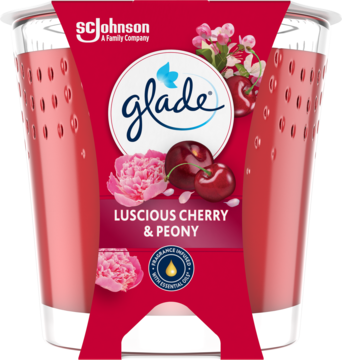 Glade Luscious Cherry & Peony świeca zapachowa, dwa szklane pojemniki z różowym woskiem i czerwoną etykietą, widok z przodu.