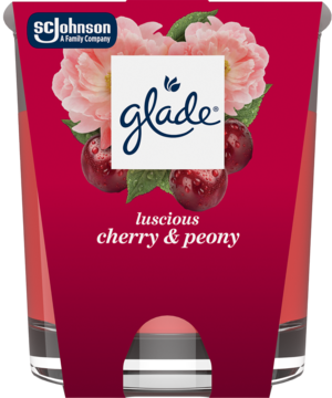 Świeca Glade Luscious Cherry & Peony w szklanym słoju, opakowanie bordowe z kwiatami piwonii i wiśniami, widok z przodu.