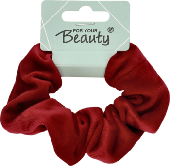 Czerwona welurowa gumka scrunchie "For Your Beauty" z metką. Miękki materiał, widok z przodu na rozmytym tle.