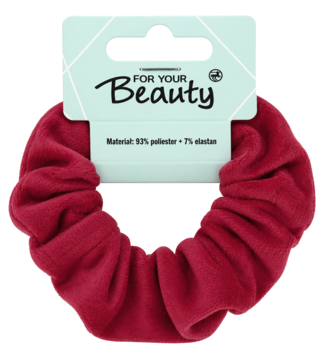 Czerwona aksamitna gumka do włosów scrunchie na białej tekturowej metce For Your Beauty. Widok z przodu.