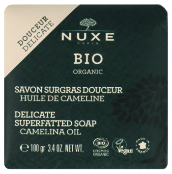 Ciemnozielone kwadratowe mydło NUXE BIO Organic z organicznym olejem z lnianki, widok z przodu.