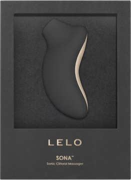 Lelo Sona Sonic Clitoral Massager w czarnym pudełku. Czarny, ergonomiczny kształt z beżowym akcentem.