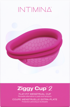 Różowy Intimina Ziggy Cup 2, płaski kubeczek menstruacyjny, widok na opakowanie z pływającym produktem.