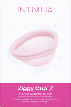 Opakowanie Intimina Ziggy Cup 2, różowy płaski kubeczek menstruacyjny na białym tle, widok z przodu.