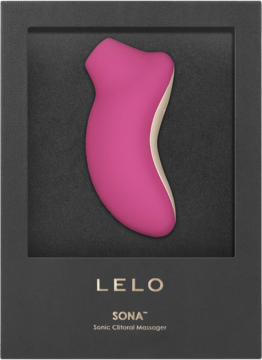 Lelo Sona Sonic Massager w wiśniowym kolorze, widoczny w wycięciu czarnego pudełka produktowego od frontu.