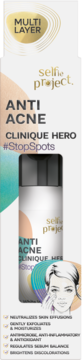 Opakowanie serum Selfie Project Anti Acne Clinique Hero #StopSpots, widok z przodu, z butelką i ilustracją twarzy.