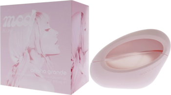 Perfumy Mod Blush by Ariana Grande: pastelowy, owalny flakon i stojące różowe pudełko z grafiką artystki.
