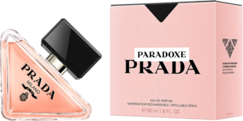 Różowa trójkątna butelka perfum Prada Paradoxe i pasujące pudrowe pudełko na czarnym tle.