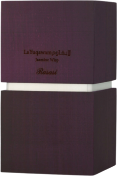 Pionowe zbliżenie na ciemnofioletowe pudełko perfum La Yuqawam Jasmine Wisp Rasasi z białym paskiem.