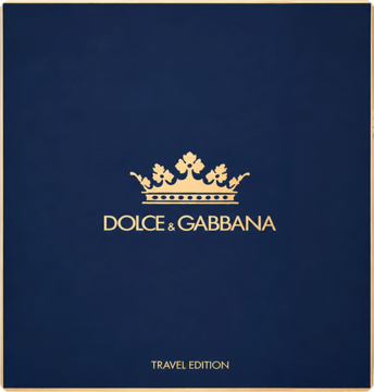 Widok z przodu granatowego pudełka K by Dolce & Gabbana Travel Edition ze złotą koroną i napisem.