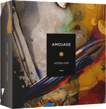 Amouage Interlude Man, woda perfumowana, czarne pudełko z barwnym abstrakcyjnym wzorem i złotymi detalami, widok pod kątem.