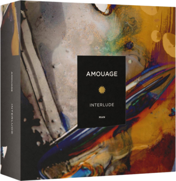 Amouage Interlude Man, woda perfumowana, czarne pudełko z barwnym abstrakcyjnym wzorem i złotymi detalami, widok pod kątem.