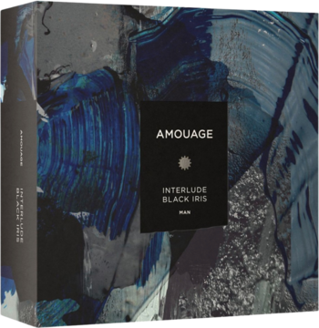 Pudełko perfum Amouage Interlude Black Iris, z przodu: czarny panel z nazwą na abstrakcyjnym tle niebieskich smug.