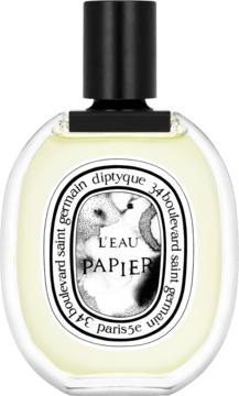 Diptyque L'Eau Papier, kojąca woda toaletowa. Jasna, owalna butelka z czarnym korkiem, widok na etykietę z wzorem.
