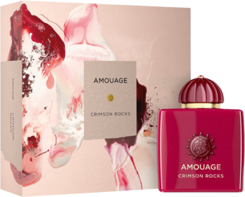 Bordowy flakon perfum Amouage Crimson Rocks z złotymi detalami i teksturowaną nakrętką, obok beżowe pudełko na tle plam farby.