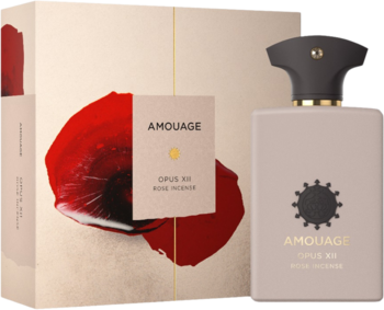 Zestaw perfum Amouage Opus XII Rose Incense: beżowy flakon z logo i kremowe pudełko z czerwonym kwiatowym wzorem.
