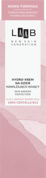 Krem nawilżająco-kojący Laab z Centella B12 w białym opakowaniu, widok z przodu na różowym tle.