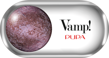 Close-up cienia Vamp! Wet&Dry 104 Deep Plum, metaliczny śliwkowy cień do powiek z logo w srebrnym owalnym opakowaniu.