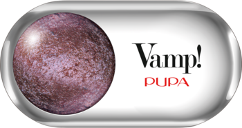 Close-up cienia Vamp! Wet&Dry 104 Deep Plum, metaliczny śliwkowy cień do powiek z logo w srebrnym owalnym opakowaniu.
