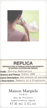 Maison Margiela Replica Matcha Meditation EDT 30ml, opakowanie z osobą pijącą herbatę matcha.