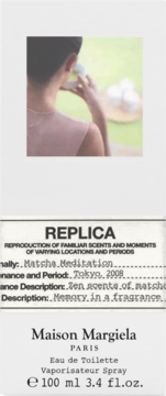 Etykieta Maison Margiela Replica Matcha Meditation Eau de Toilette 100ml z datą Tokyo 2008 i rozmazaną grafiką.