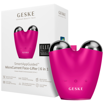 GESKE SmartAppGuided mikroprądowy lifting 6w1 w fuksji, metaliczne elektrody, obok białego opakowania, pod kątem.