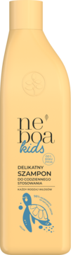 Broskwiniowy szampon Neboa Kids dla dzieci, z niebieskim logo "kids" i żółwiem, widok z przodu.