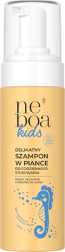 Delikatny szampon w piance Neboa Kids, beżowa butelka z białą pompką, widok z przodu, z niebieskim konikiem morskim.