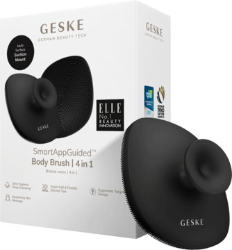 Czarna szczotka do ciała Geske 4w1 SmartAppGuided, ergonomiczny design, obok białego pudełka, widok pod kątem.