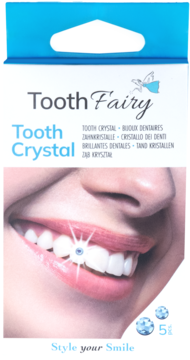 Pudełko Tooth Crystal z 5 ozdobnymi kryształkami na zęby, widoczne uśmiechnięte usta modelki. Stylizuj swój uśmiech.
