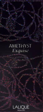 Pionowe opakowanie zapachu Lalique Amethyst Exquise, ciemne, z brokatowym wzorem i białym napisem.