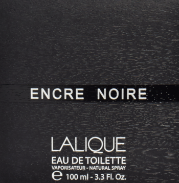 Czarne, teksturyzowane opakowanie Lalique Encre Noire Eau de Toilette, widok z przodu, z białymi napisami.