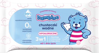 Opakowanie Bambino chusteczki wodne 3w1 hipoalergiczne, błękitne z misiem, widok z przodu, na rozmytym tle.