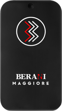 Czarny perfum w sztyfcie Berani Maggiore dla mężczyzn, o kwiatowo-drzewnej kompozycji, z białym logo i nazwą, widok z przodu.