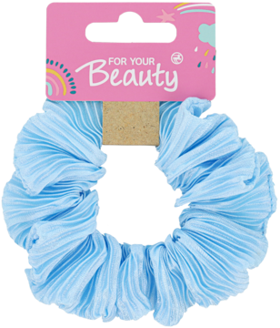 Ozdobna błękitna scrunchie z plisowanego materiału, wisząca na różowej metce, widok z przodu.