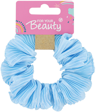 Ozdobna błękitna scrunchie z plisowanego materiału, wisząca na różowej metce, widok z przodu.