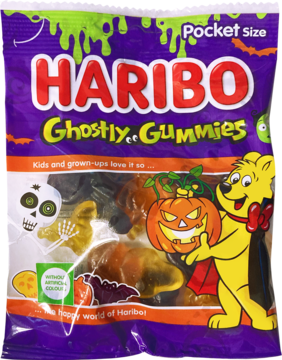 Fioletowa torebka Haribo Ghostly Gummies z Haribo misiem i widocznymi żelkami w kształcie ducha, dyni. Widok z przodu.
