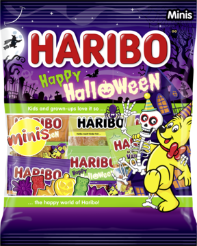 Fioletowa torebka Haribo Halloween Minis z misiem, szkieletem i czarownicą, zawiera mieszankę żelków, widok frontalny.