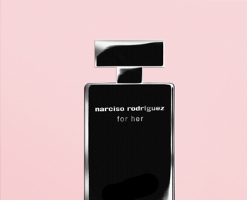 Czarny, prostokątny flakon perfum Narciso Rodriguez for Her z przezroczystą nakrętką na różowym tle, widok z przodu.