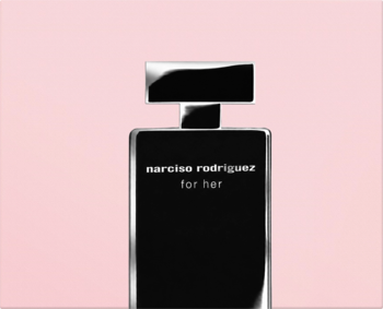Czarna butelka Narciso Rodriguez for Her, woda toaletowa kwiatowo-piżmowa, ze srebrnym korkiem na różowym tle.