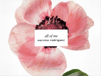 Biała etykieta perfum All Of Me Narciso Rodriguez na tle dużego, różowego kwiatu. Widoczny napis Eau de Parfum.