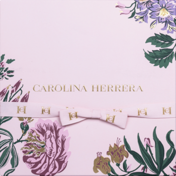 Pudełko zestawu perfum Carolina Herrera Good Girl, różowe z kwiatami, złotym logo i kokardą, widok z przodu.