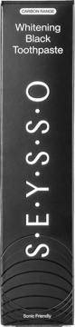 Czarne opakowanie Seysso Whitening Black Toothpaste, biały napis, widok z przodu, logo Carbon Range.