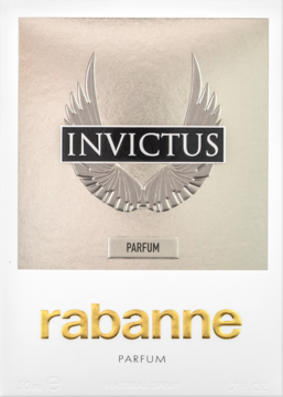 Lśniące białe pudełko perfum Invictus Rabanne, ze srebrnym godłem i złotym, wypukłym napisem Rabanne.