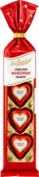 Front czerwonego opakowania Das Exquisite Lübecker Marzipan Hearts, z trzema widocznymi marcepanowymi sercami.