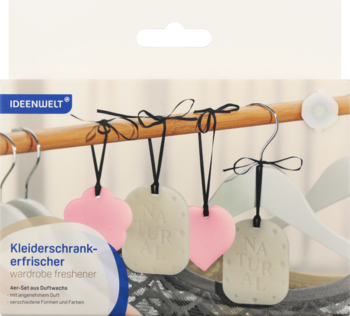 Cztery odświeżacze do szafy Ideenwelt, dwa różowe serca i dwa beżowe z wzorem, wiszące na drążku.