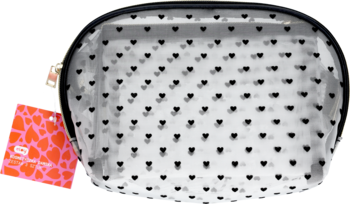 Otwarta kosmetyczka damska z siateczki w czarne serduszka, widok z góry. Obok mniejsza kosmetyczka w czerwone serca.