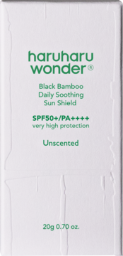 Białe opakowanie bezzapachowego haruharu wonder Black Bamboo Sun Shield SPF50+/PA++++, widok z przodu.