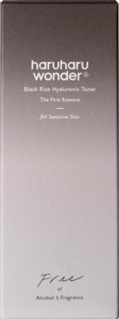 Front szarego opakowania Haruharu Wonder Black Rice Hyaluronic Toner, dla skóry wrażliwej, bez alkoholu i zapachu.